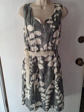 Robbie Bee Gray Floral Sleeveless Dress with Cream Leaf Print